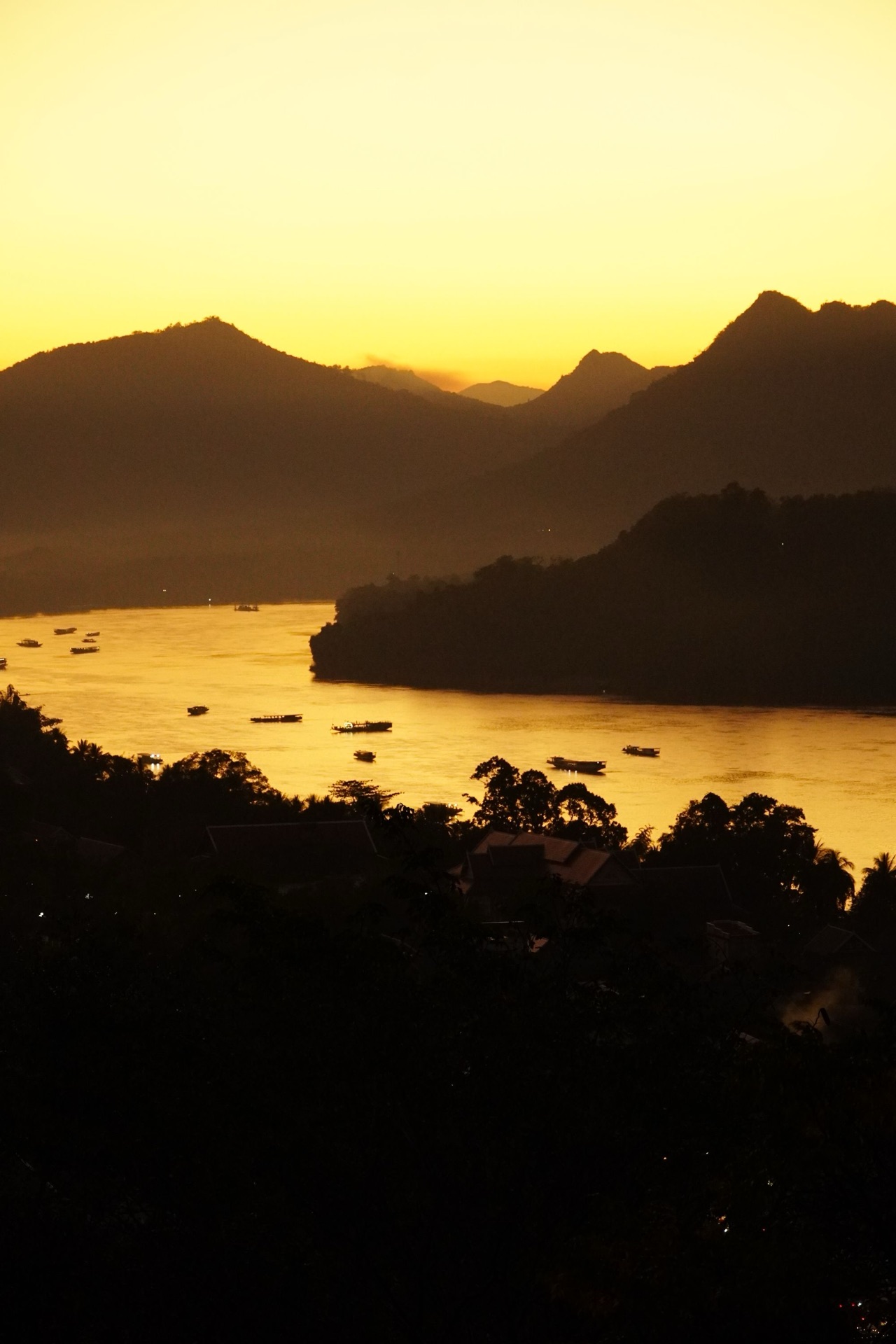 夕阳下湄公河上的小船